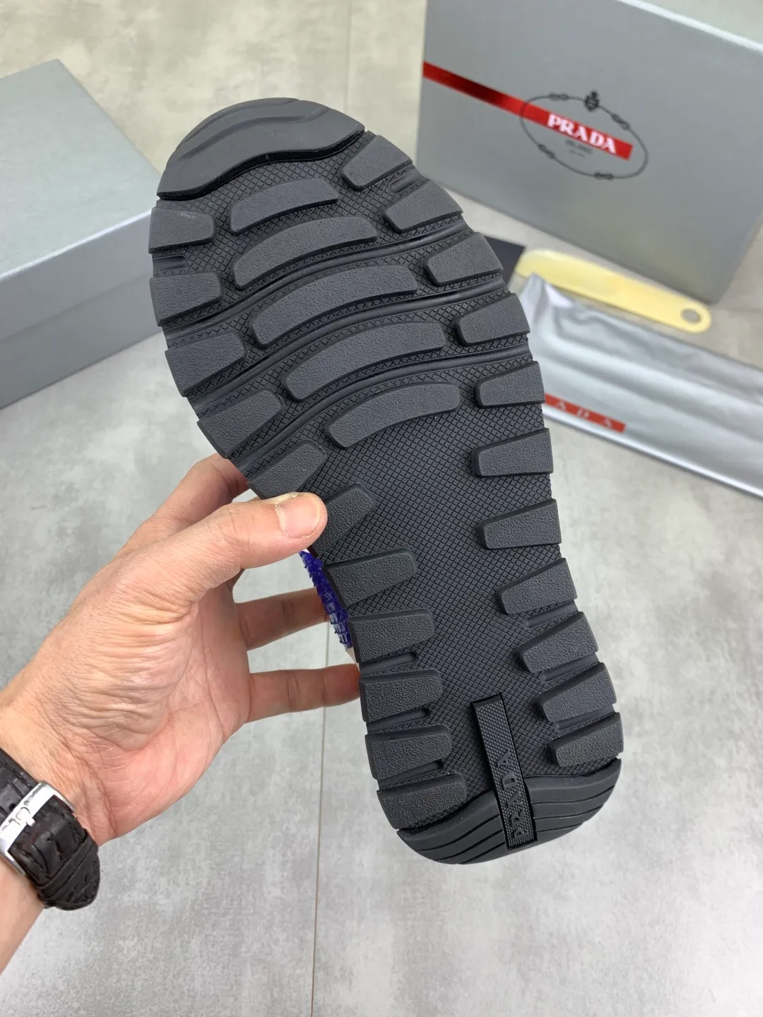 Men's men's shoes💰P580💰【New model】Top quality, new popular models on the official website, which will never go out of style for a century,🆘 The trendy brand (Prada) mainly promotes popular models, avant-garde and versatile fashionable men's shoes, privately molded, with cowhide splicing and 1:1 oil edge treatment... fashionable and simple, original imported cowhide with python skin, cowhide leather lining for feet; the atmosphere and personality are more fashionable, eye-catching and pursuing class. It will subvert the old idea and be a must-have for fashionistas who want to spend time with you! Must keep it! High-end comfortable and low-cost, high-end quality workmanship. Size: 38-44 Various colors available. full package